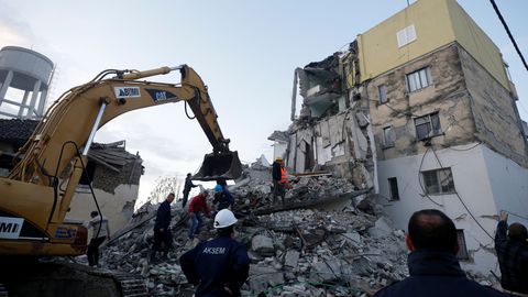 les-secours-s-affairent-autour-des-debris-d-un-immeuble-effondre-a-thumane-en-albanie-apres-le-seisme-de-magnitude-6-4-survenu-dans-la-nuit-du-26-novembre-2019_6234498