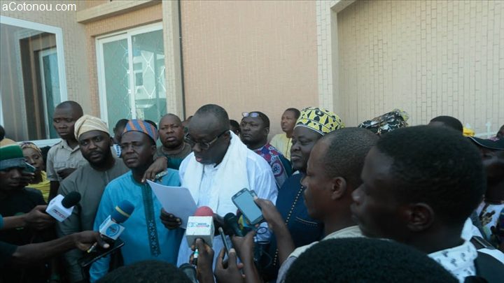 L'opposition béninoise lors de la déclaration de presse faisant suite à la fermetures des portes de la salle de conférence devant accueillir une rencontre avec ses militants
