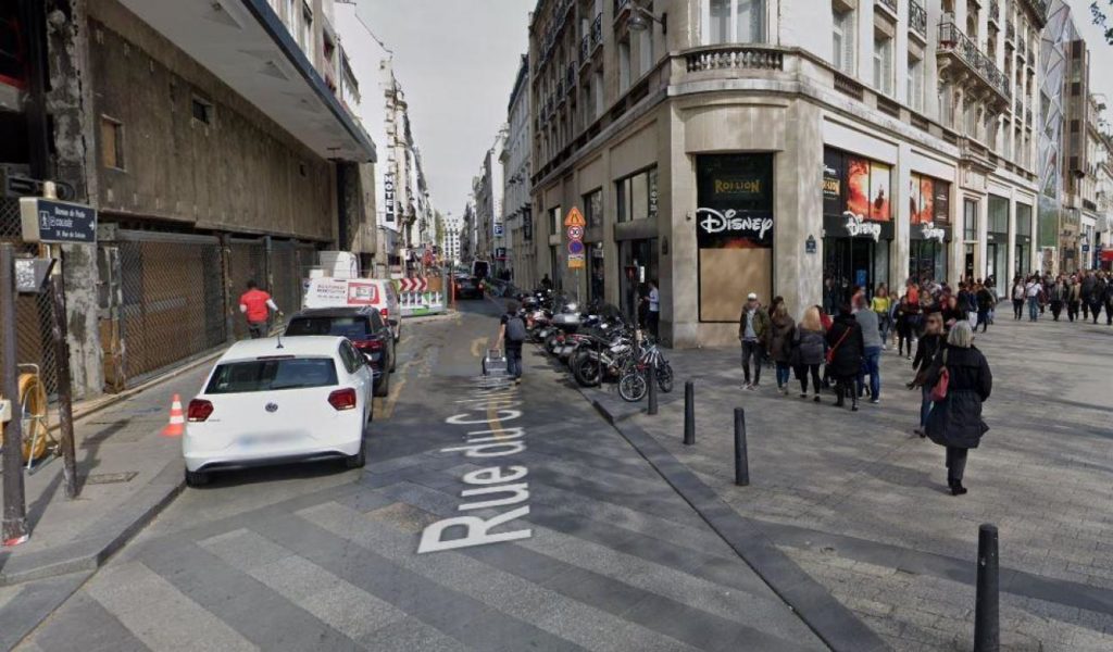 Paris : Deux jeunes filles poignardées par une conductrice