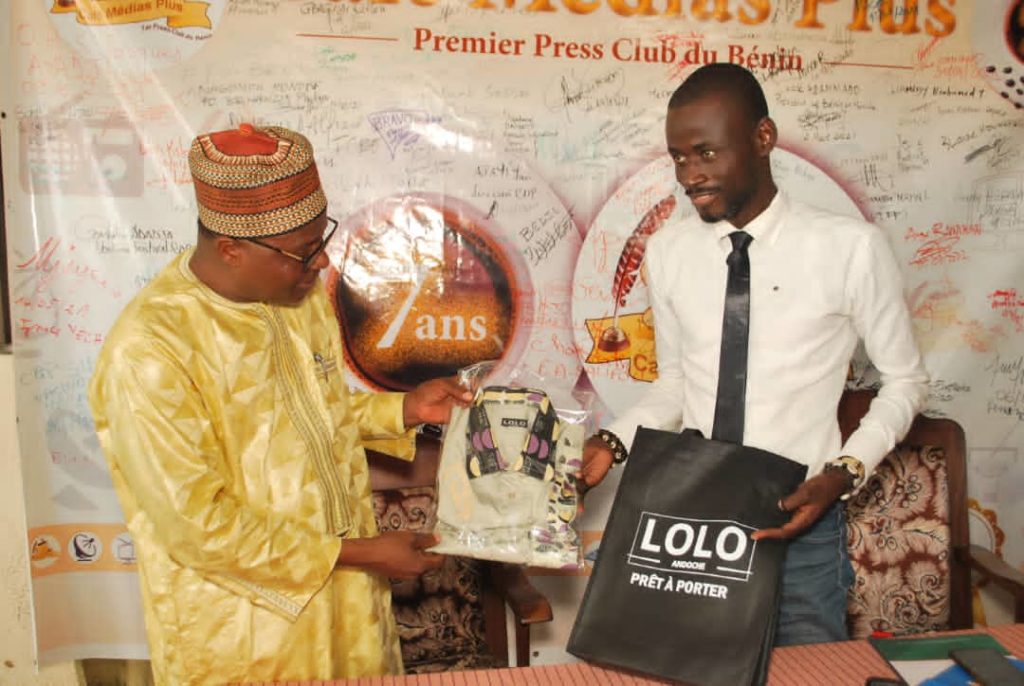 Bénin : Lolo Andoche offre des vêtements aux invités de Café Médias Plus
