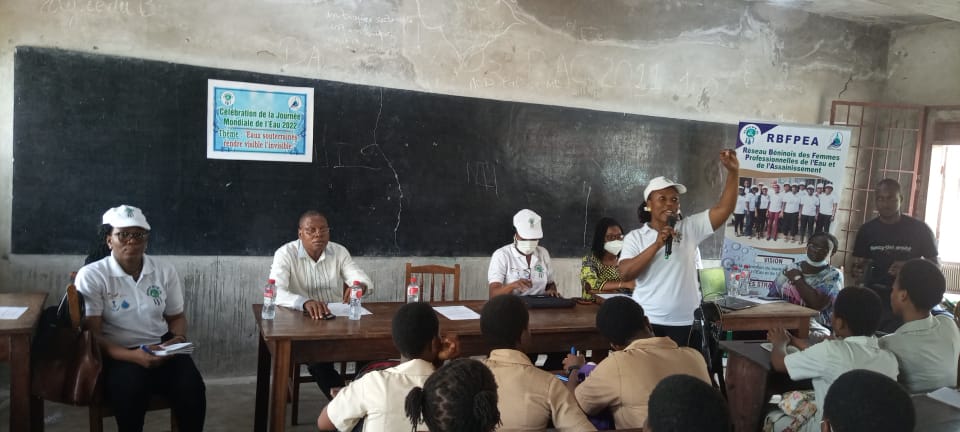 JME 2022 : Le RBFPEA sensibilise les élèves filles du Ceg Sègbèya aux métiers de l’eau