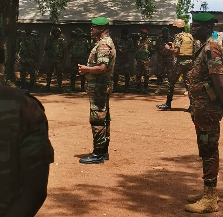 Armée de terre : Le général Abou Issa échange avec les unités installées dans le septentrion