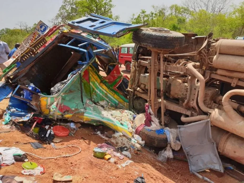 Mali : Une collision entre deux cars et un camion cause d’énormes dégâts