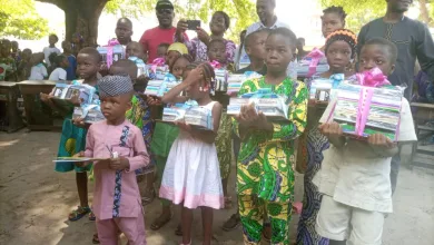 Don de fournitures scolaires aux meilleurs apprenants de l'école primaire publique de Dédokpo _ www.lexpression.bj - L'Expression