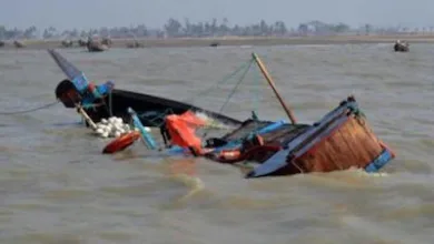 Pirogue chavirée