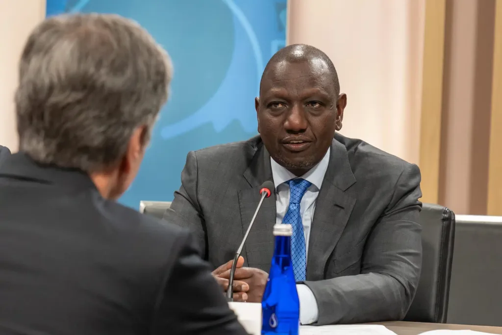 William Ruto, président du Kenya échangeant avec un représentant du FMI