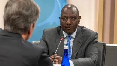 William Ruto, président du Kenya échangeant avec un représentant du FMI
