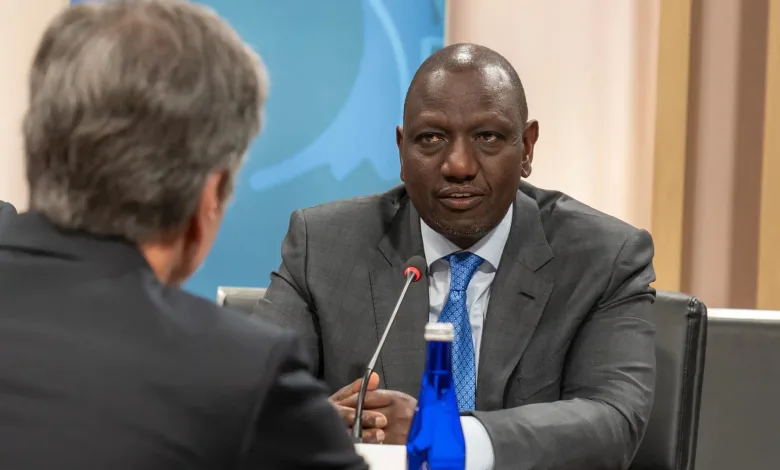 William Ruto, président du Kenya échangeant avec un représentant du FMI