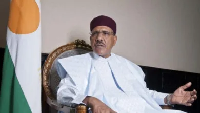 Avec la complicité d’un groupe de mercenaires infiltrés à Niamey, le Président Mohamed Bazoum et sa famille ont tenté de s’évader dans la nuit du mercredi 18 au jeudi 19 octobre. Une tentative qui a échoué grâce à la vigilance des forces fidèles au nouvelles autorités du Niger.
