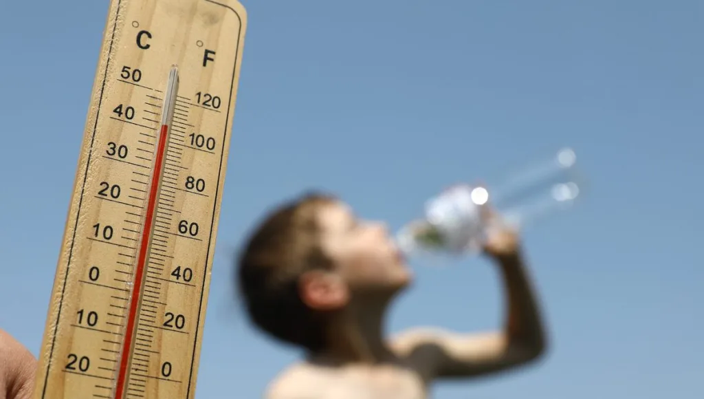Météo France a annoncé, ce lundi, la mise en alerte rouge de quatre départements sur les 50 déjà placés en vigilance orange, à partir de demain, mardi 22 août, à midi.