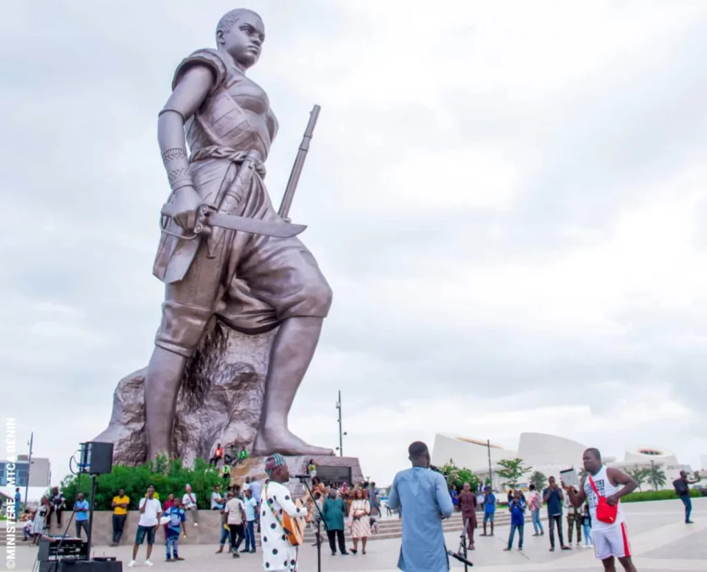 "Chante et Danse avec l'Amazone" à Cotonou : Une expérience musicale enchanteresse sur l'esplanade de l'Amazone