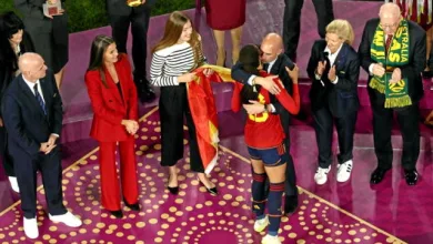 La scène se déroule après le coup de sifflet final ce dimanche, alors que les joueuses espagnoles célèbrent leur victoire, au moment de monter sur le podium pour récupérer leur médaille et le trophée.