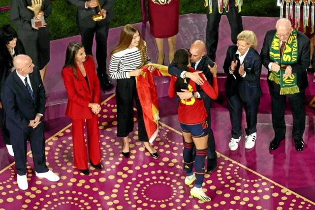 La scène se déroule après le coup de sifflet final ce dimanche, alors que les joueuses espagnoles célèbrent leur victoire, au moment de monter sur le podium pour récupérer leur médaille et le trophée.