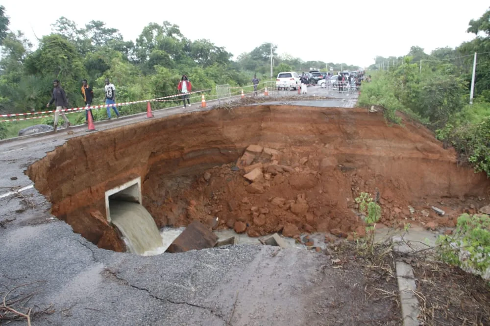 Le pont reliant les arrondissements de Sikki à Sinendé et Sérou à Djougou s’est effondré ce lundi 21 août 2023.