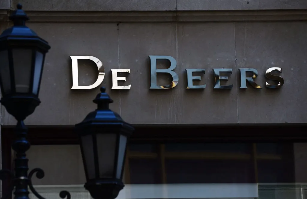 En Afrique du Sud, plusieurs employés du géant minier De Beers trouvent la mort dans un accident de la route à bord d'un bus assurant les liaisons avec la mine de diamant de Venetia, une des plus importantes du pays. Le drame s’est déroulé dans la soirée du dimanche 17 septembre.