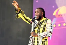 Annoncé en Afrique du Sud pour un concert, le chanteur nigérian Burna Boy se retrouve confronté à une énorme difficulté. Ce qui conduit à l’annulation du concert.