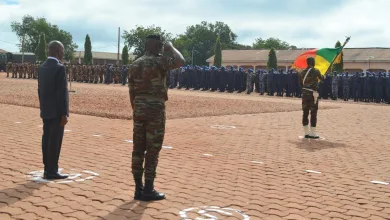 Présentation de nouvelles recrues de l'armée au drapeau Bénin-lutte contre le torrisme