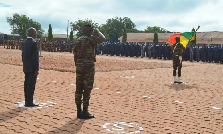 Présentation de nouvelles recrues de l'armée au drapeau Bénin-lutte contre le torrisme