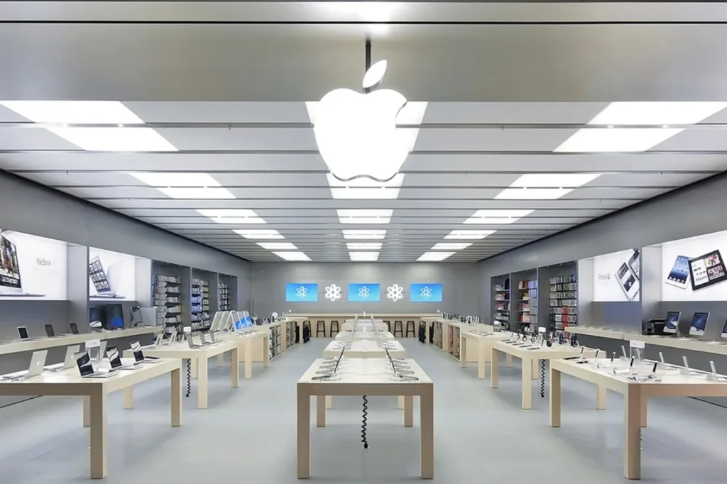 Alors que l'iPhone 15 devait sortir en grande pompe vendredi 22 septembre, les salariés des Apple Store français ont résolu d’entamer une grève vendredi et samedi prochains. Ces derniers revendiquent une augmentation salariale de 7%.