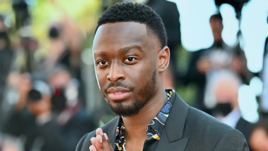 « J’ai commencé la musique par accident en accompagnant Gims (mon grand-frère) au studio. À force d’aller au studio avec lui, il fallait toujours avoir un couplet prêt. », a laissé entendre le prince Dadj.