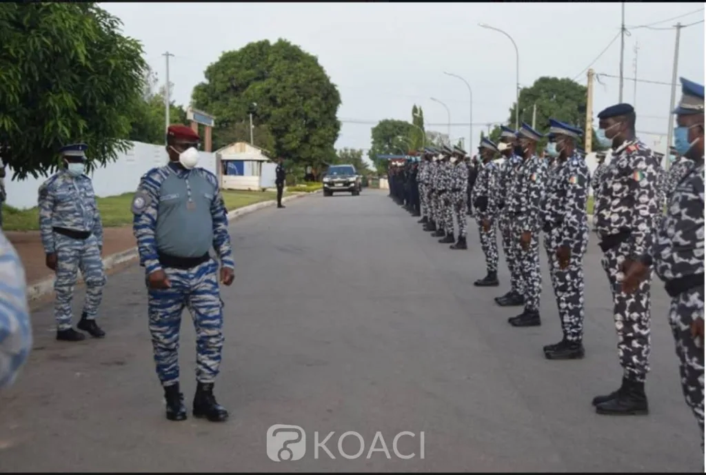 En Côte d’Ivoire, 06 gendarmes ont été radiés de leur corps. Ces derniers, en poste à Duekoué, une ville, dans la région du Guémon, ont été exclus pour « comportement gravement indiscipliné ».