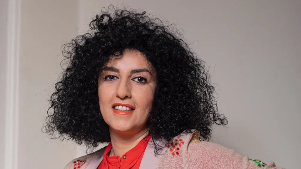 Le prix Nobel de la paix 2023 revient à Narges Mohammadi, journaliste et militante iranienne des droits humains et détenue à la prison d’Evin à Téhéran.  