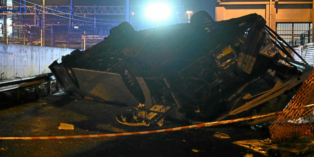 Un bus chute d'un pont près de Venise : au moins 21 morts dont deux enfants