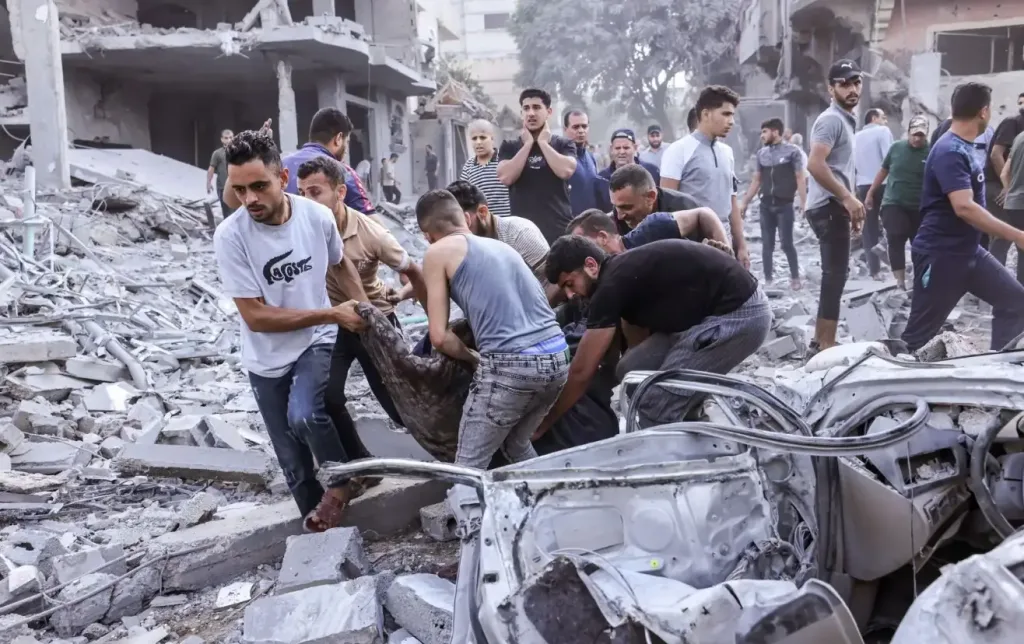 Une frappe sur l'hôpital Ahli Arab ce mardi 17 octobre 2023, au centre-ville de Gaza, a fait au moins 200 personnes mortes.