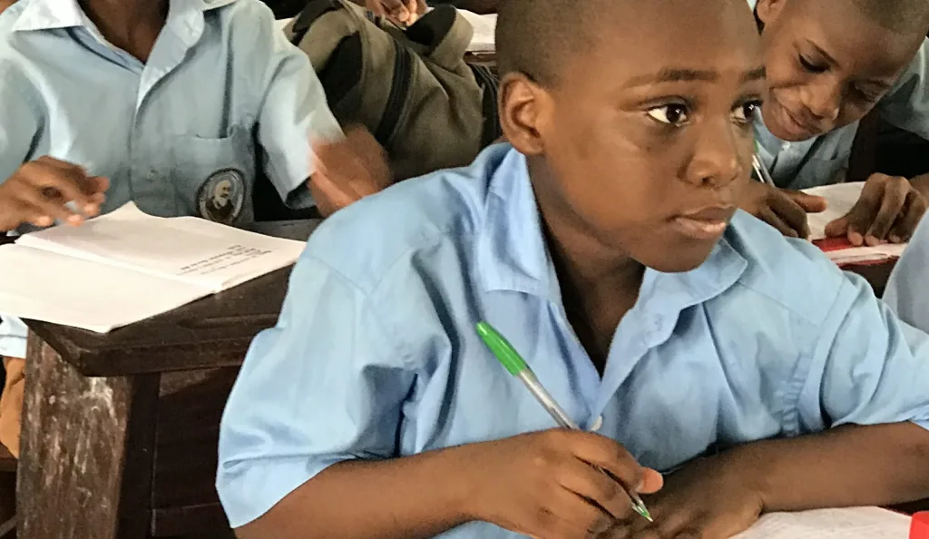 A peine annoncée, la réinstauration de la dictée matinale dans les écoles primaires publiques et privées de la ville de Cotonou est annulée. La Directrice Départementale des Enseignements Maternels et Primaires (DDEMP-LIT) l’a fait savoir.