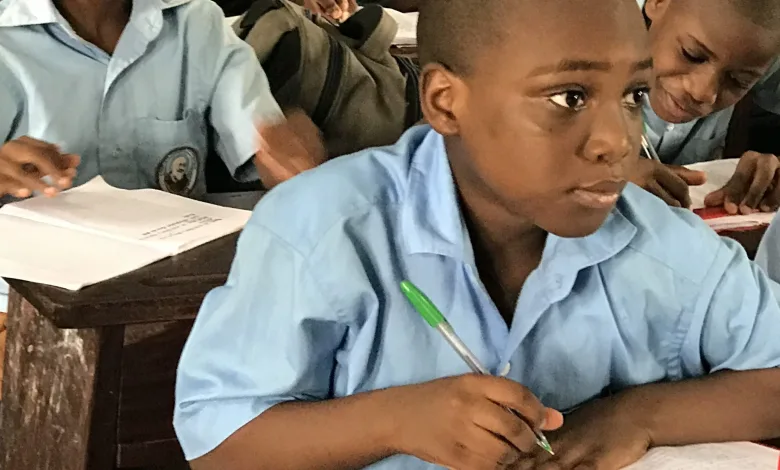 A peine annoncée, la réinstauration de la dictée matinale dans les écoles primaires publiques et privées de la ville de Cotonou est annulée. La Directrice Départementale des Enseignements Maternels et Primaires (DDEMP-LIT) l’a fait savoir.