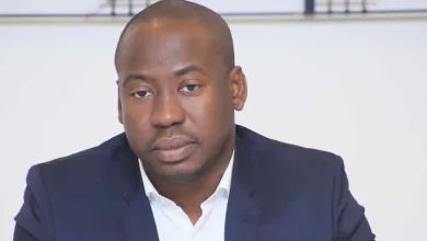 Suite à la nouvelle de sa démission qui a fait le chou gras des réseaux sociaux et des médias dans la journée de ce vendredi 06 octobre 2023, l’ex-ministre des Sports Oswald Homéky s’est exprimé. Selon son explication, tout avantage lié à son poste de Ministre ne pourrait constituer un handicap à la défense des aspirations du peuple.
