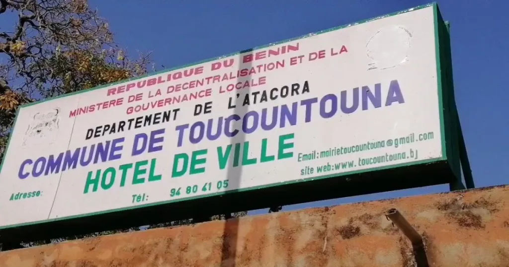 La mairie de Toucountouna n’a plus de secrétaire exécutive. Sidonie Houndonougbo, a notifié sa démission de son poste à travers une correspondance adressée à sa hiérarchie ce jeudi 26 octobre 2023. Menaces, harcèlements, violations de l’intimité, sont entre-autres les motivations de cette décision.