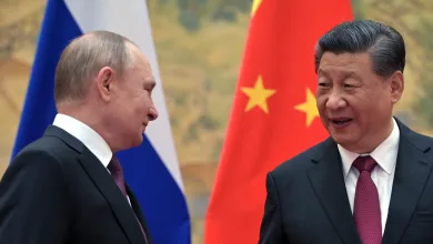 En prélude à la visite du président russe Vladimir Poutine en Chine pour le troisième forum des « nouvelles routes de la soie », les ministres des Affaires étrangères chinois et russe, Wang Yi et Sergueï Lavrov, ont tenu une séance d’échange à Pékin ce lundi 16 octobre 2023.