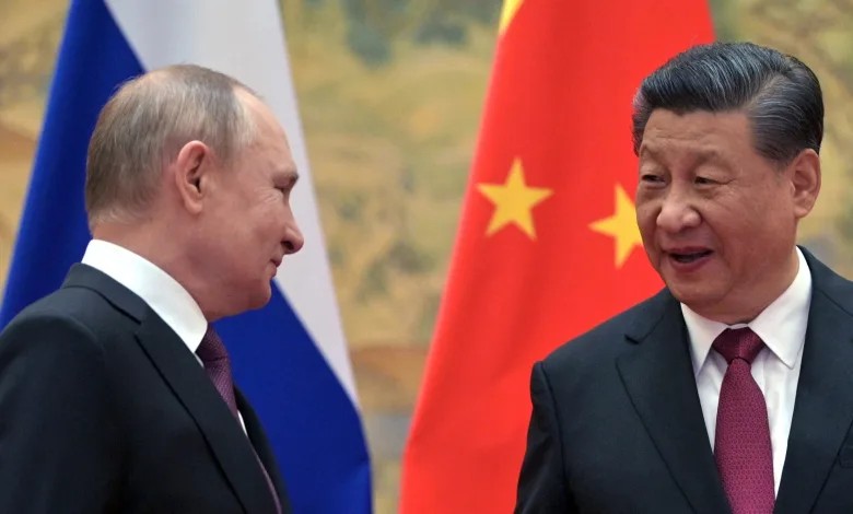 En prélude à la visite du président russe Vladimir Poutine en Chine pour le troisième forum des « nouvelles routes de la soie », les ministres des Affaires étrangères chinois et russe, Wang Yi et Sergueï Lavrov, ont tenu une séance d’échange à Pékin ce lundi 16 octobre 2023.