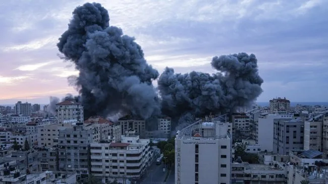 Israël a jusqu’à présent frappé plus de 800 cibles à Gaza, a déclaré son armée, y compris des frappes aériennes qui ont rasé une grande partie de la ville de Beit Hanoun, dans le coin nord-est de l’enclave.