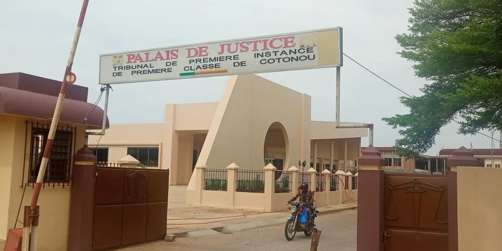 Un jeune garçon accuse sa sœur ainée de vol d’héritage et l’envoie en prison. Le dossier a été défendu au tribunal de Cotonou ce mercredi 25 octobre 2023.