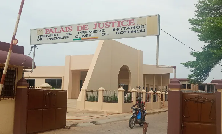 Un jeune garçon accuse sa sœur ainée de vol d’héritage et l’envoie en prison. Le dossier a été défendu au tribunal de Cotonou ce mercredi 25 octobre 2023.