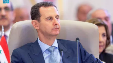 La justice française a émis un mandat d'arrêt international contre Bachar al-Assad. Ce dernier est accusé de complicité de crimes contre l'humanité pour les attaques chimiques perpétrées à l'été 2013 en Syrie.