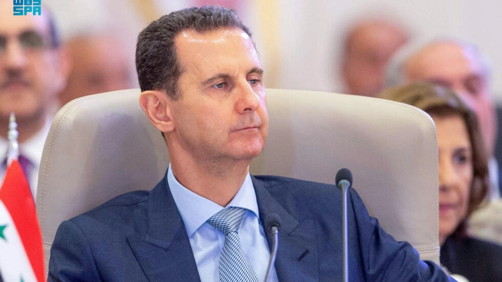La justice française a émis un mandat d'arrêt international contre Bachar al-Assad. Ce dernier est accusé de complicité de crimes contre l'humanité pour les attaques chimiques perpétrées à l'été 2013 en Syrie.
