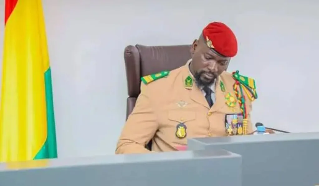 Le Colonel Mamadi Doumbouya a annoncé, ce mardi 14 novembre 2023, la radiation de plusieurs officiers supérieurs de l’armée. Une décision qui intervient dans un contexte de restructuration de l’armée.