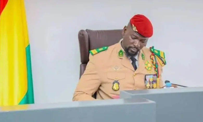 Le Colonel Mamadi Doumbouya a annoncé, ce mardi 14 novembre 2023, la radiation de plusieurs officiers supérieurs de l’armée. Une décision qui intervient dans un contexte de restructuration de l’armée.