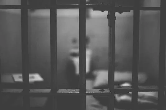 En Italie, un homme, condamné pour le meurtre de sa petite amie, a été remis en liberté. Le tribunal de Turin a estimé que la cellule de prison de l’établissement pénitentiaire ne serait pas en adéquation avec le prisonnier obèse.