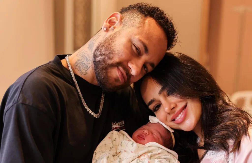 Neymar, sa fiancé Bruna et leur fille Mavie qui a échappé à un enlèvement