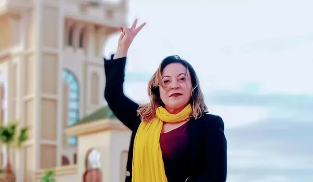 L'opposante Amira Bouraoui a été condamnée à 10 ans de prison par contumace par le tribunal de Constantine, ce mardi 7 novembre 2023. Le journaliste Mustapha Bendjama, accusé de l'avoir aidée à s'enfuir en France est condamné à six mois ferme.