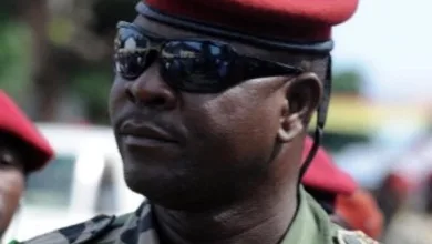 A la différence des trois autres fugitifs de la maison centrale de la Guinée, le colonel Claude Pivi n’a pas encore été retrouvé. Jusqu’à ce moment, il est toujours en cavale. Il est activement recherché par les autorités guinéennes. Sa tête vient d’être mise à prix par le Garde des Sceaux Charles Alphonse Wright.