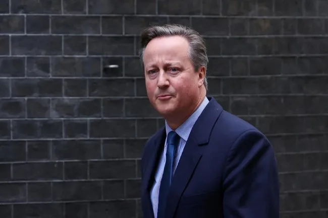 David Cameron est le nouveau Secrétaire d’État aux Affaires Étrangères au Royaume-Uni. Sa nomination a été prononcée ce lundi 13 novembre 2023. Suita au limogeage de Suella Braverman du ministère de l’intérieur britannique.