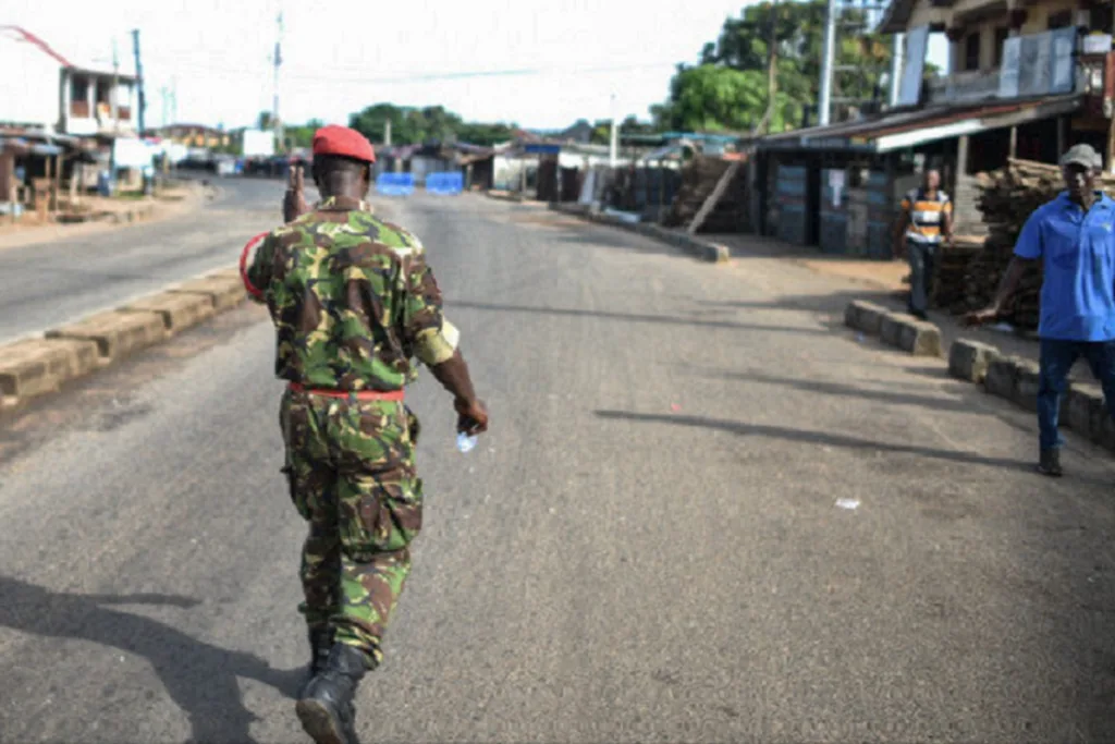 Les populations de Freetown ont assisté dans la matinée de ce dimanche 26 novembre 2023 à des tirs d’armes automatiques tirés par des individus armés non identifiés qui étaient venus pour pénétrer de force l’armurerie de Wilberforce d’après les autorités du pays qui aussitôt ont instauré un couvre-feu.