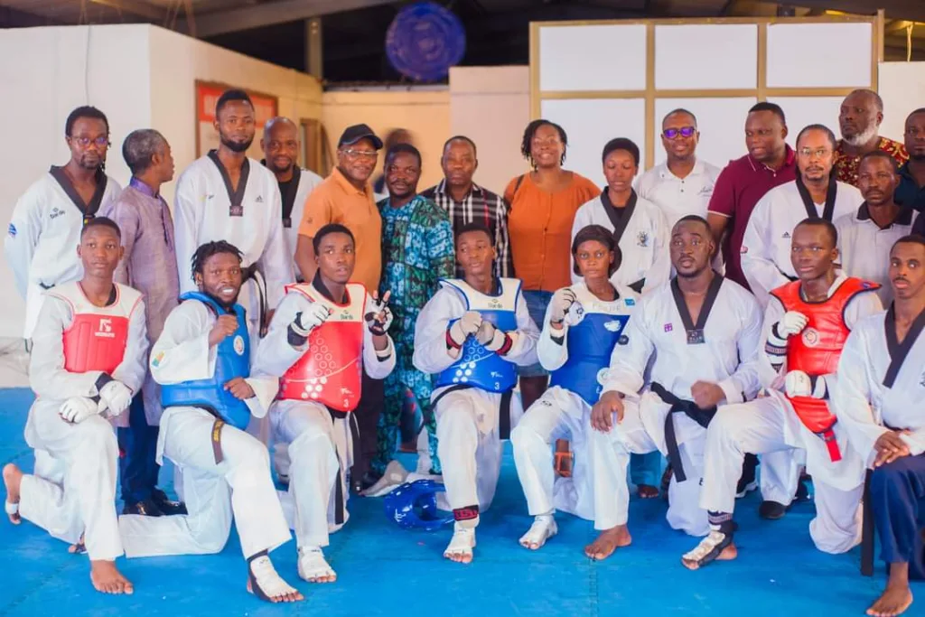 Des taekwondoïstes béninois posant avec la délégation ministérielle