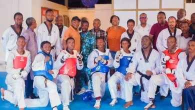 Des taekwondoïstes béninois posant avec la délégation ministérielle