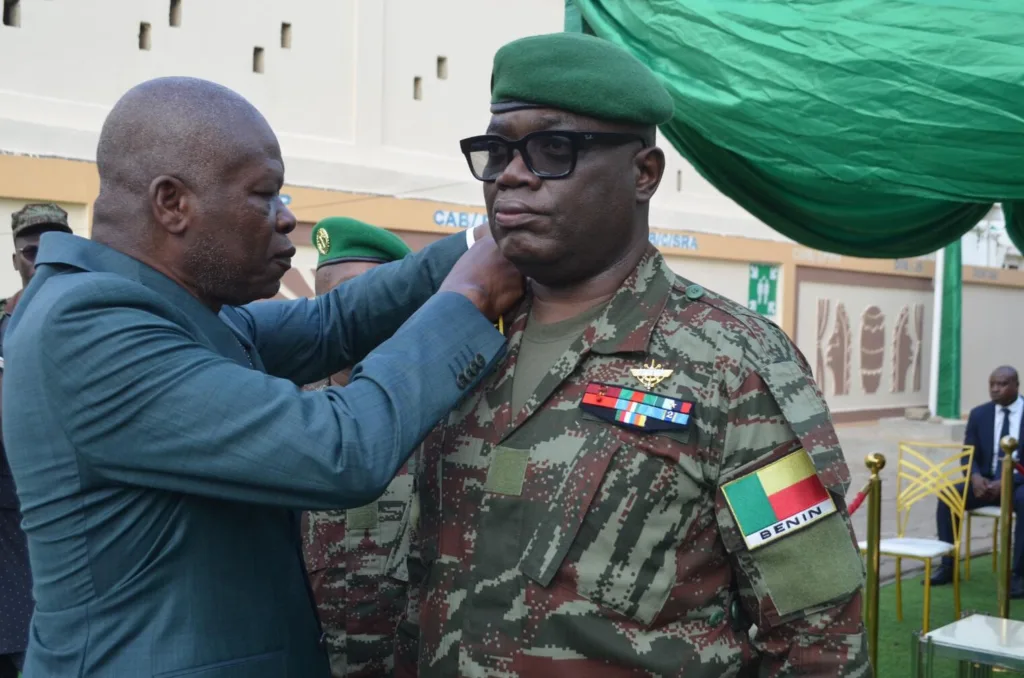 Bénin : Des étoiles pour le général Fructueux Gbaguidi et le colonel Dieudonné Tévoèdjrè